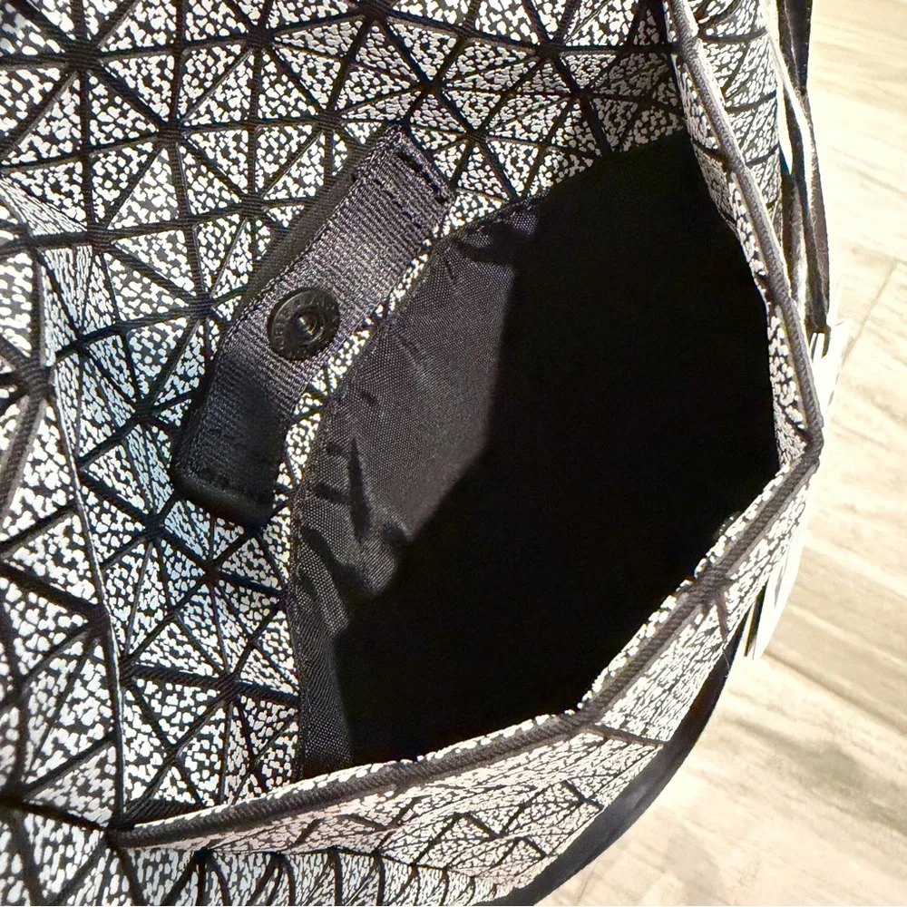 BAO BAO ISSEY MIYAKE Black Voyager Crossbody Bag 241730M170007 - Picture 9 of 15